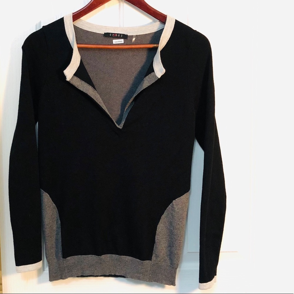⭐️5/$25 | CYRUS | Flattering Deep V-neck Sweater | Small